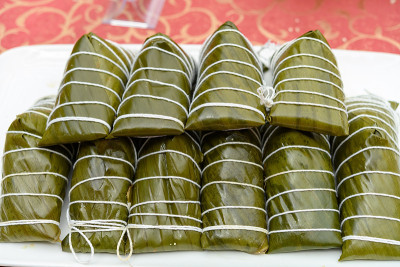 新鲜做好的粽子堆在桌子上