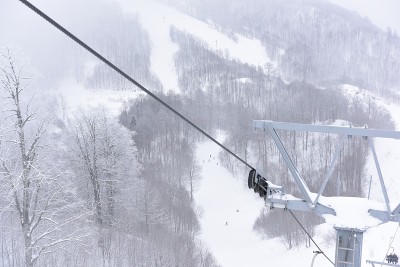 在山上滑雪缆车系统的近景