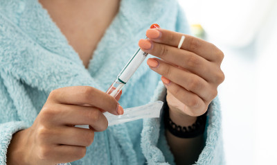 女性手中拿着Covid-19家用检测仪器