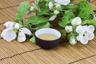 绿茶和开花的苹果树