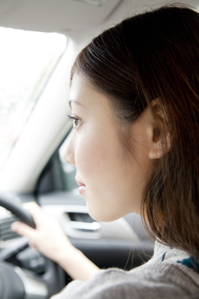 侧面的女人开车