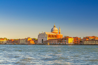 Chiesa del Santissimo reentore天主教堂和一排建筑