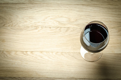 酒杯里的红酒。前视图
