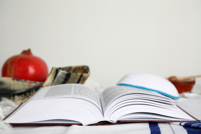 打开Torah, kippah和羊角号在织物上，文字空间。犹太新年庆祝活动
