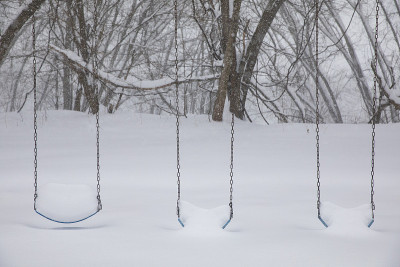 一场暴风雪把操场上的设备埋在雪里。