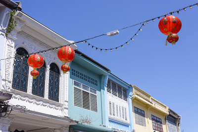 泰国普吉岛老城，传统的红色灯笼在主要商业街伸展，庆祝中国农历新年