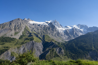 法国阿尔卑斯的埃克林国家公园里的瓦桑山脉的山景