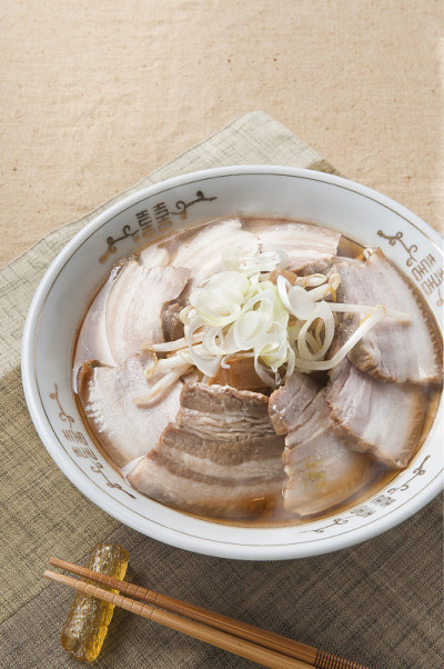 烤猪肉拉面