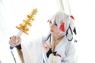 日本动漫cosplay，白色日本miko在白色调房间