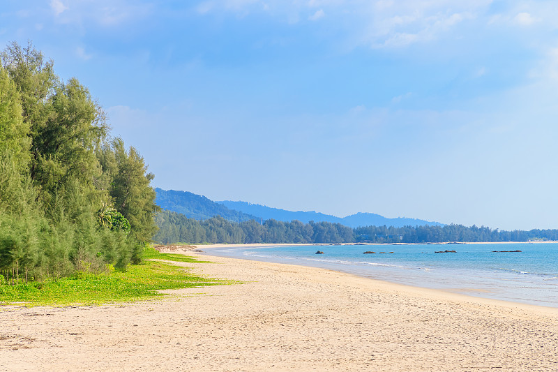 泰国攀雅Khao Lak附近的Bang Sak海滩碧蓝的大海