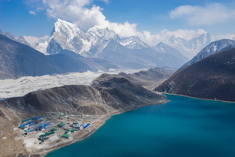 北国珠穆朗玛峰地区的Gokyo湖和村庄的美丽风景