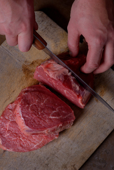 手在切牛肉