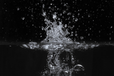 水花孤立的黑色背景
