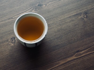 用木板和瓷杯泡茶，红茶