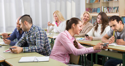 成人学生在教室