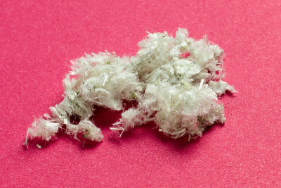红色背景上的危险矿物石棉