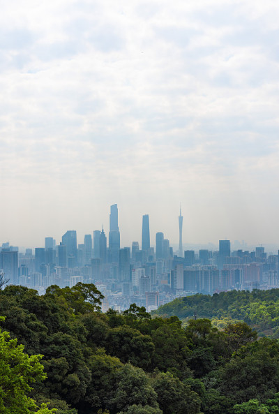 在白云山山顶拍摄广州市中心