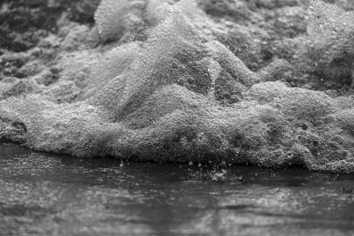 海滩上冒着泡沫的波浪
