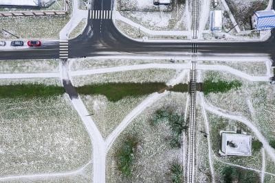 鸟瞰图俯瞰城市道路交叉口在冬天
