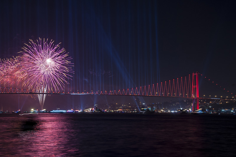 土耳其共和国日庆祝活动期间，伊斯坦布尔博斯普鲁斯海峡上空燃放烟花。7月15日烈士桥(Temmuz S