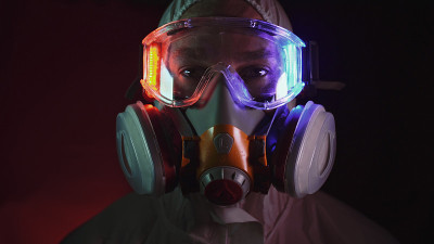 人穿着防护服，防毒医用喷漆面具。医生在呼吸器。概念健康病毒冠状病毒流行。