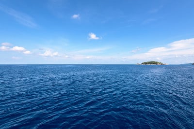 小岛和蓝色的大海在穆科斯米兰