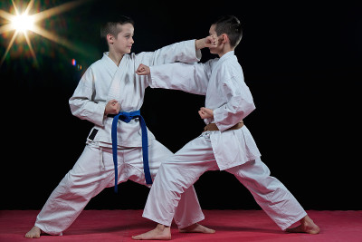 孩子们正在训练空手道拳