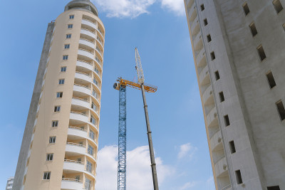 建筑工地。使建筑起重机