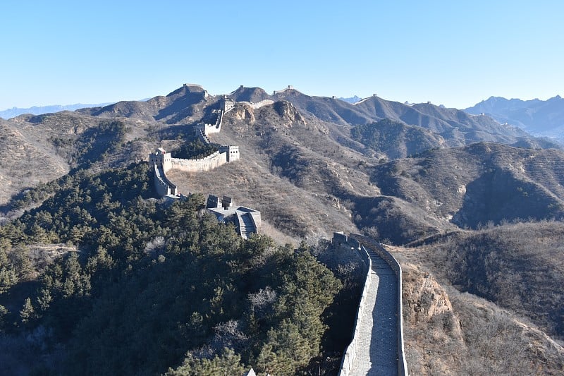 金山岭长城的冬季全景，在中国北京附近的绿树