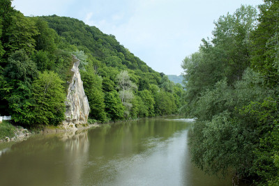 山中的湖