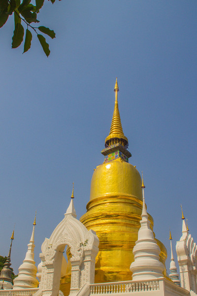 美丽的金色和白色宝塔斯里兰卡风格在Wat Suan Dok(花园寺庙)与蓝天背景。Wat Suan 