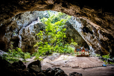 泰国帕拉雅·那空洞，Khua Kharuehat亭庙，位于泰国巴育普·基里汗Khao Sam Roi