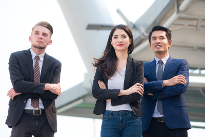 团队的人聪明的男人和女人向前看和感觉自信的户外空间。商业生活的概念。