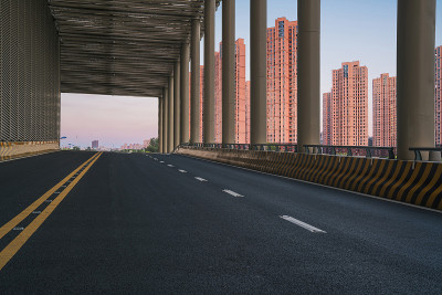 中国苏州古运河上的钢结构桥和柏油路