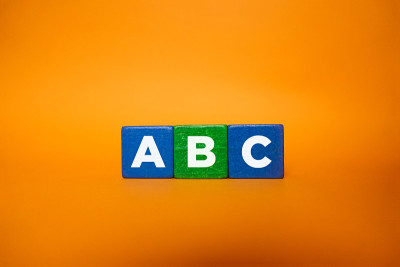 ABC字母拼在木方块上。