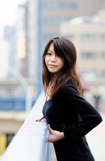 日本女孩在东京街头拍照