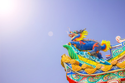 中国风格的龙像与蓝天。