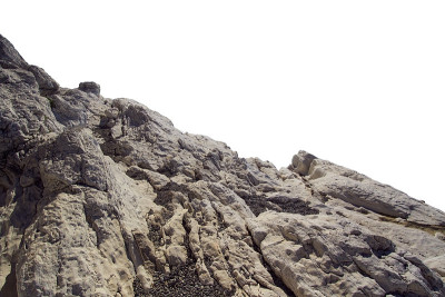 岩石山坡或顶部前景特写孤立在白色背景。元素为哑光绘画，复制空间。