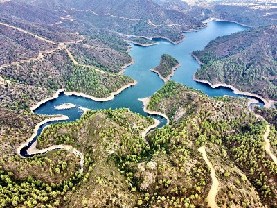 鸟瞰无人机视野的水Lefkara水库河湖塞浦路斯