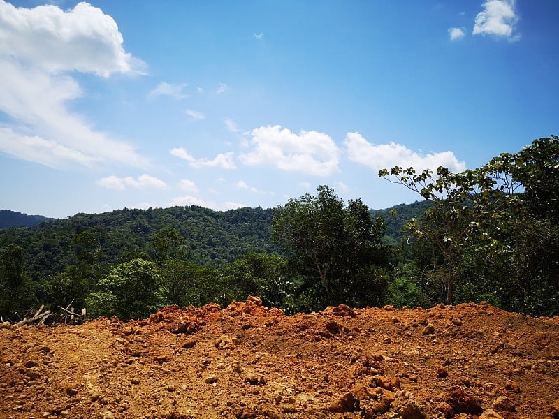 在沙巴州Kota Kinabalu的penamang高地上为住宅地块切割的小山。