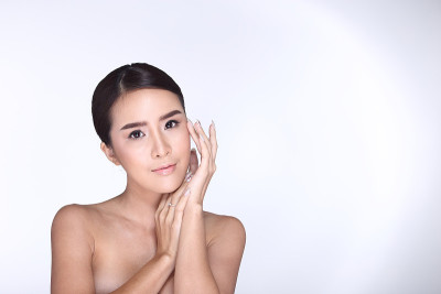 美丽干净的皮肤女人直黑发与光滑的姿势开放肩膀微笑