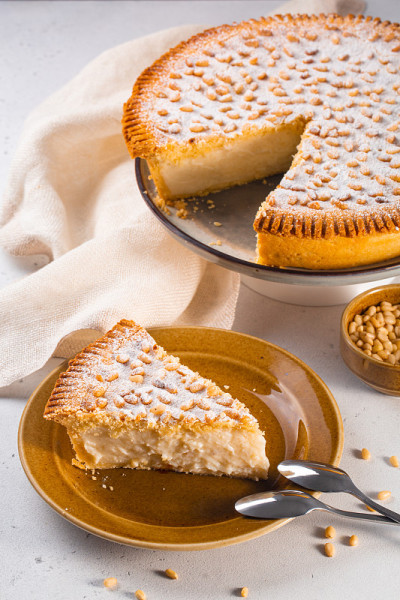 松仁奶油蛋糕。传统的意大利蛋糕- torta della nonna或祖母的蛋糕。托斯卡纳的糕点。前