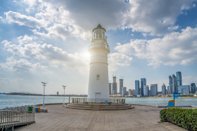 天空云景观和白色灯塔