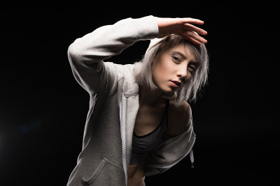 穿着黑色运动服的女人的肖像