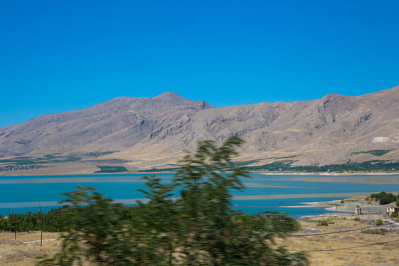 以拉齐格的哈扎尔湖(Elazığ)是该地区最重要的自然资产之一。