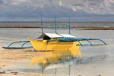 巴郎盖或邦加船搁浅在海滩上。蓬Ballo-Sipalay-Philippines。0317