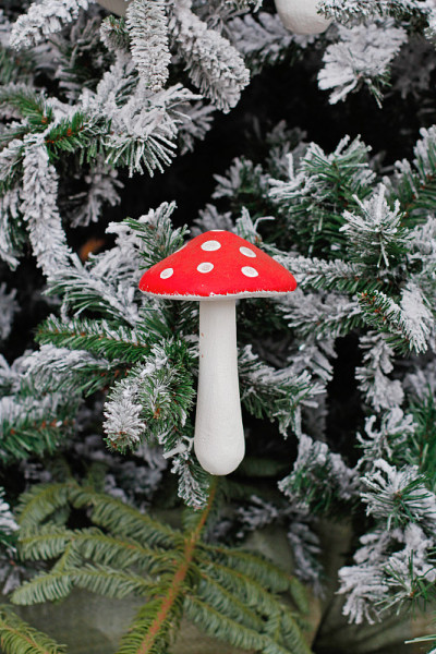 圣诞玩具飞木耳挂在圣诞树上的雪地里