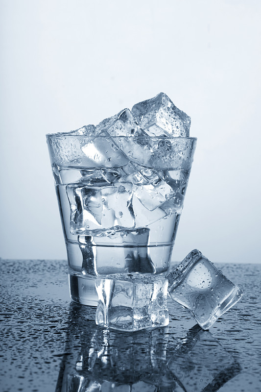 一杯冰水加冰块和水滴