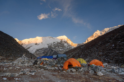 傍晚，岛上山顶基地营地的帐篷