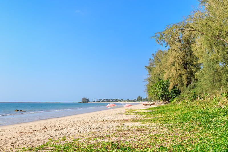 泰国攀雅Khao Lak附近的Bang Sak海滩碧蓝的大海